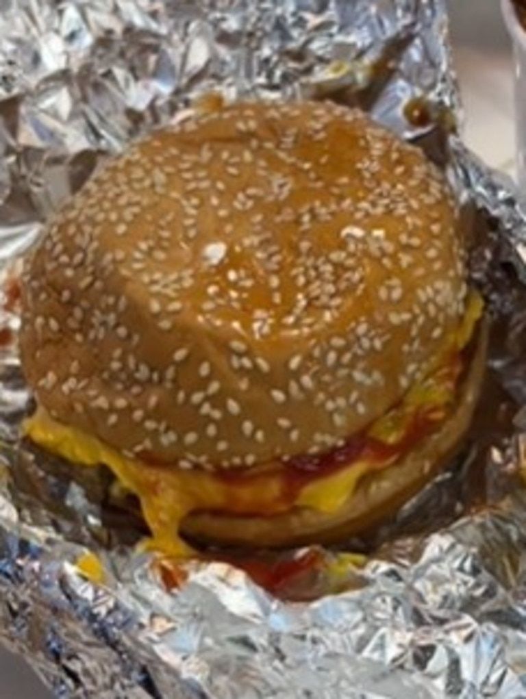 Wanita Ini Kapok, Pesan Burger Biasa Harganya Rp 700 Ribuan!