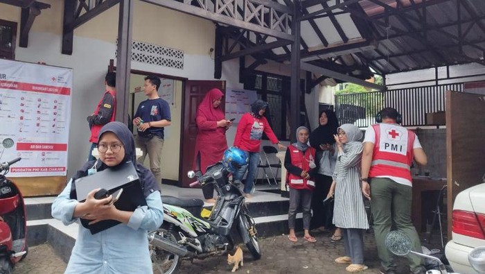 Warga Cianjur berhamburan saat gempa di Garut M 6,4