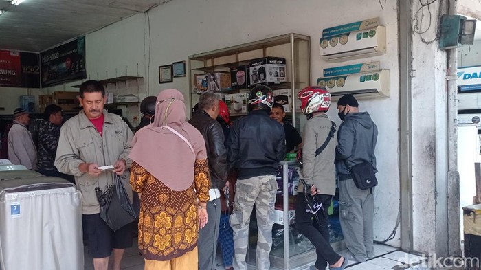 Warga Kota Bandung berburu STB TV di Cicadas