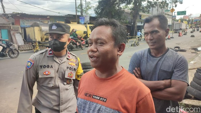 Warga sekitar Desa Ciderum, Caringin, bernama Mulyadi (Rizky Adha/detikcom)