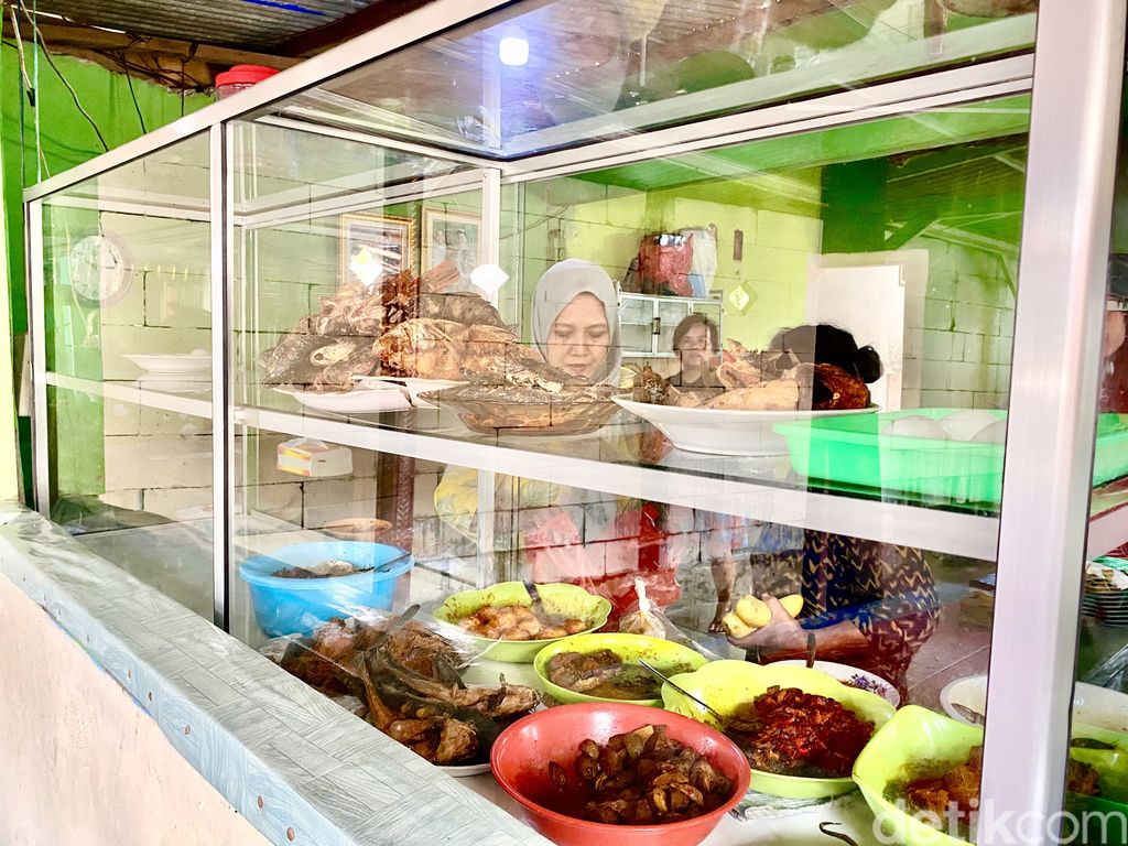 Warung Pecak & Sop H. Agus, ada pecak ikan nila dan sop iga enak di warung 'hidden gem'