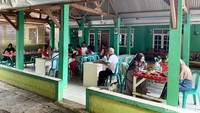 Pindahnya warung ini tak meredupkan usaha yang telah dirintis selama 10 tahun ini . Justru pelanggan tetap banyak berdatangan dan semakin ramai.  Foto: detikFood/Yenny Mustika Sari