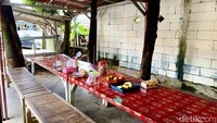 Tempat makannya juga sangat sederhana. Suasana warung kampung sangat terasa dan nyaman. Foto: detikFood/Yenny Mustika Sari