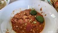 Sambalnya sangat nikmat untuk pendamping makan. Rasa pedasnya nendang di lidah, terasa segar karena dikucuri air jeruk limau. Foto: detikFood/Yenny Mustika Sari