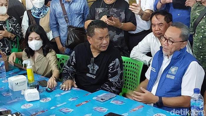 Zulhas Bertemu Hotman Paris, Diserbu Banyak Keluhan Pengusaha Zulhas Bertemu Hotman Paris, Diserbu Banyak Keluhan Pengusaha