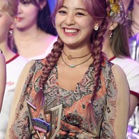 Leader TWICE ini sering mendapat sorotan karena kulitnya yang sedikit lebih gelap dibanding rekan-rekannya. Justru hal itu menambah kesan hangat, fresh, dan natural pada visual Jihyo. Foto: ImaZins via Getty Images/The Chosunilbo JNS