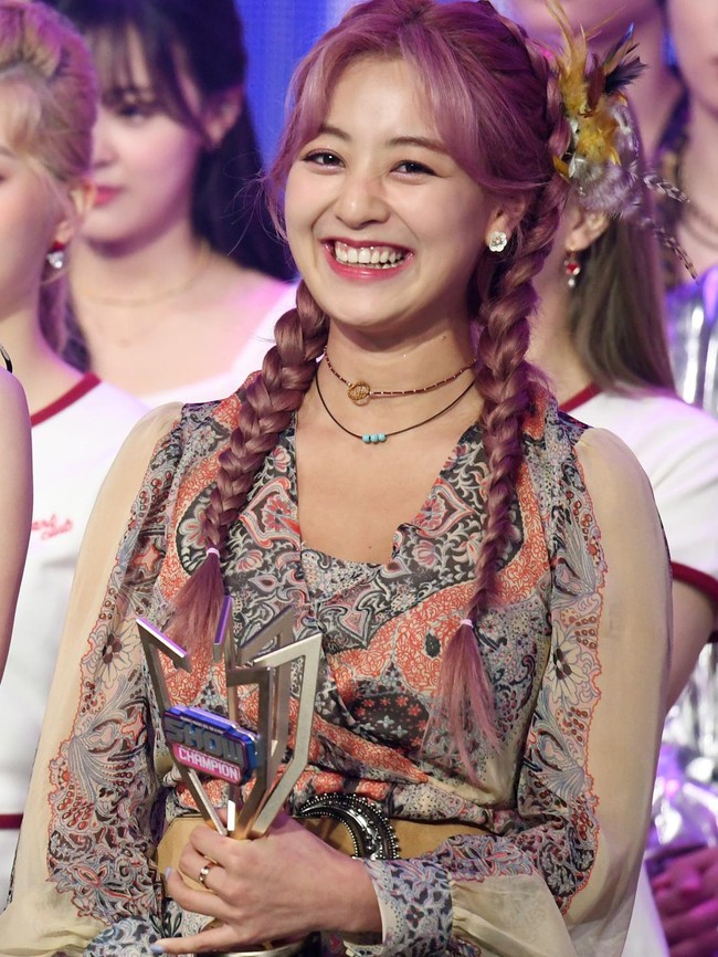 Leader TWICE ini sering mendapat sorotan karena kulitnya yang sedikit lebih gelap dibanding rekan-rekannya. Justru hal itu menambah kesan hangat, fresh, dan natural pada visual Jihyo. Foto: ImaZins via Getty Images/The Chosunilbo JNS