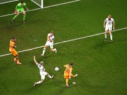 Belanda menggandakan skor di masa injury time lewat Daley Blind. Blind dengan tenang mencocor bola umpan tarik Dumfries dari sisi kanan.