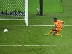 Dumfries! Setelah membuat dua assist, bek Inter Milan itu juga mencatatkan namanya di papan skor pada menit ke-81. Tak terkawal di sisi kanan, Dumfries maju untuk menyambut umpan silang Blind dengan kaki kirinya dan menjebol jala Turner sekaligus mengubah skor jadi 3-1.