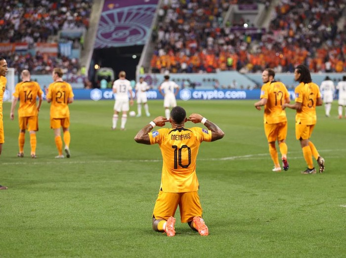 DOHA, QATAR - DECEMBER 03: Andries Noppert and Virgil Van Dijk of Netherlands applaud fans after the 3-1 win in the FIFA World Cup Qatar 2022 Round of 16 match between Netherlands and USA at Khalifa International Stadium on December 03, 2022 in Doha, Qatar. (Photo by Richard Heathcote/Getty Images)