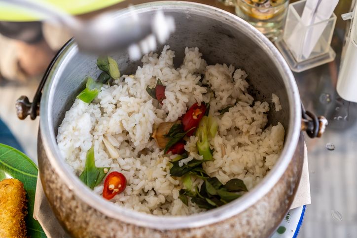 5 Jenis Nasi Populer di Restoran Betawi-Sunda, Ada Liwet hingga Timbel