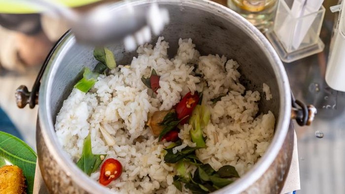 5 Jenis Nasi Populer di Restoran Betawi-Sunda, Ada Liwet hingga Timbel