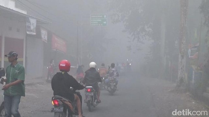 Abu vulkanik Semeru di Desa Penanggal, Kecamatan Candipuro, Lumajang