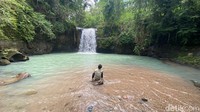 Tidak sulit untuk bisa sampai ke wisata air terjun yang satu ini. Jaraknya sekitar 40 kilometer dari Kota Makassar, yang dapat ditempuh dengan perjalanan menggunakan mobil maupun motor selama kurang lebih satu setengah jam. Foto: (Andi Nur Isman/detikSulsel)