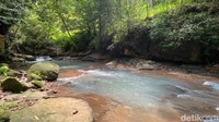 Untuk masuk ke kawasan air terjun, pengunjung hanya dibebankan biaya sebesar Rp 5.000 per orang. Biaya itu sama hitungannya dengan parkir kendaraan. Foto: (Andi Nur Isman/detikSulsel)