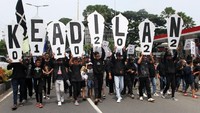 Suporter Arema FC atau Aremania melakukan longmarch menuju perempatan Jalan Ciliwung, Malang, Jawa Timur, Minggu (4/12/2022).