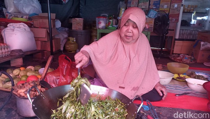 Aktivitas di dapur umum pengungsian gempa Cianjur