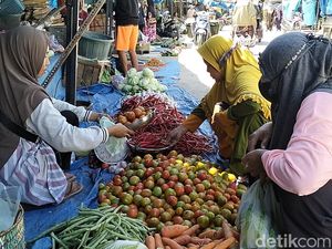 Emak-emak di Polman Keluhkan Harga Pangan Jelang Nataru, Tomat Rp 12.000/Kg