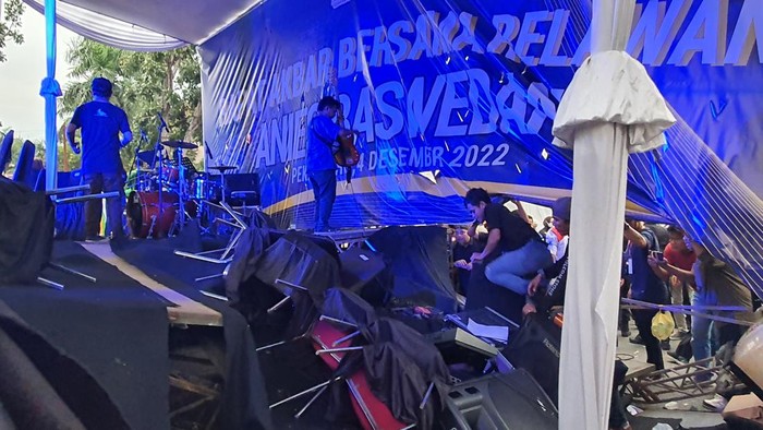 Anies Baswedan Sejumlah kru panggung memperbaiki peralatan. Foto: Raja Adil/detikSumut