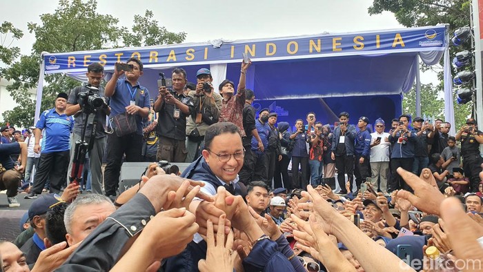 Anies Baswedan menyapa pendukung di Pekanbaru. (Raja Adil Siregar/detikSumut)