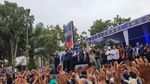 Banyak Relawan Naik untuk Salaman, Panggung Anies Baswedan di Riau Roboh