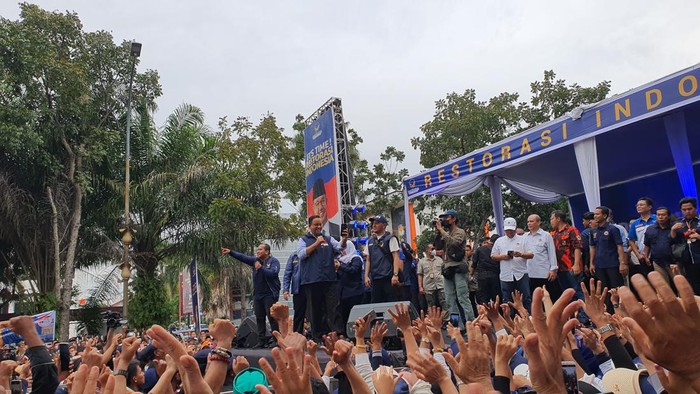 Anies Baswedan Anies yang tiba di lokasi acara langsung menyapa relawan dan masyarakat.