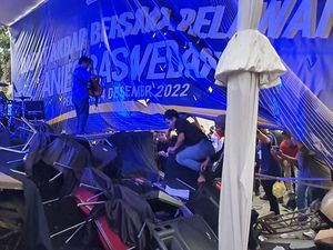 Banyak Relawan Naik untuk Salaman, Panggung Anies Baswedan di Riau Roboh