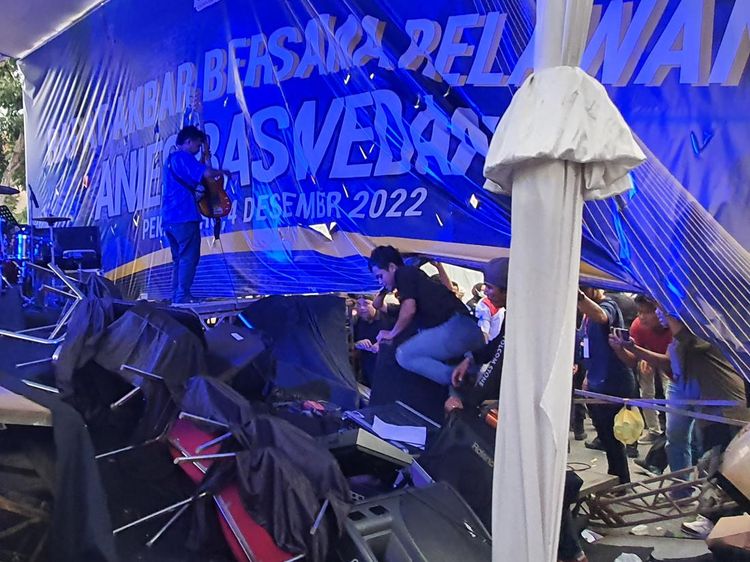 Banyak Relawan Naik untuk Salaman, Panggung Anies Baswedan di Riau Roboh