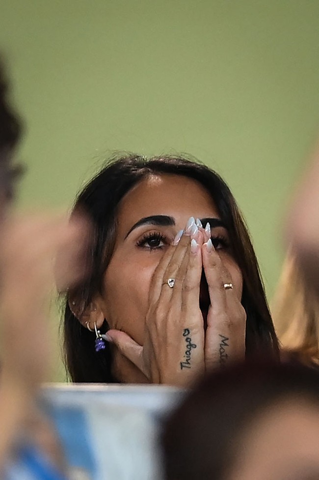 Saat menonton laga Argentina di babak 16 besar Piala Dunia 2022, Antonela juga menunjukkan ekspresi tegangnya. Dia menutup wajahnya dengan kedua tangannya saat hal dramatis terjadi di lapangan. Foto: AFP via Getty Images/ODD ANDERSEN