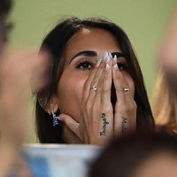 Saat menonton laga Argentina di babak 16 besar Piala Dunia 2022, Antonela juga menunjukkan ekspresi tegangnya. Dia menutup wajahnya dengan kedua tangannya saat hal dramatis terjadi di lapangan. Foto: AFP via Getty Images/ODD ANDERSEN