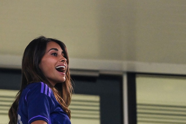 Antonela Roccuzzo sebelumnya juga menonton Lionel Messi bertanding di Piala Dunia 2022 di momen Argentina melawan Meksiko. Saat itu dia membawa ketiga anaknya dengan Messi.Foto: AFP via Getty Images/ODD ANDERSEN