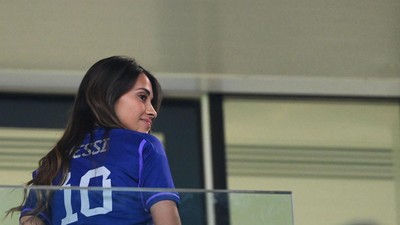 Gaya Seksi Istri Messi Nonton Argentina Vs Kroasia di Semifinal Piala Dunia 2022