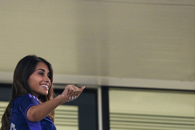 Antonela Roccuzzo menjadi sorotan saat berada di bangku penonton Piala Dunia 2022. Antonela hadir menonton pertandingan Argentina vs. Australia di Ahmad Bin Ali Stadium, Al-Rayyan, Doha, Qatar pada 3 Desember 2022.  Foto: AFP via Getty Images/ODD ANDERSEN