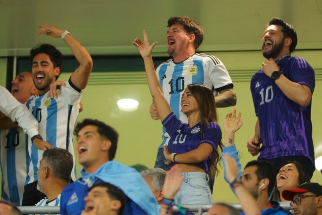 Antonela ikut hadir di momen Argentina mengalahkan Australia dengan skor 2 - 1. Dia merayakan kemenangan Argentina bersama anak-anak Messi dan keluarga lainnya. Foto: AFP via Getty Images/ODD ANDERSEN