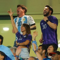 Antonela ikut hadir di momen Argentina mengalahkan Australia dengan skor 2 - 1. Dia merayakan kemenangan Argentina bersama anak-anak Messi dan keluarga lainnya. Foto: AFP via Getty Images/ODD ANDERSEN