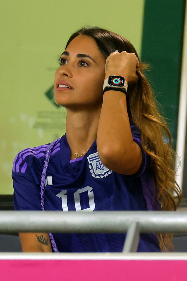 Wanita 38 tahun ini diketahui pernah berprofesi sebagai model. Setelah menikah dengan Messi, ia pensiun dari pekerjaannya, dan merintis bisnis sepatu. Foto: AFP via Getty Images/ODD ANDERSEN
