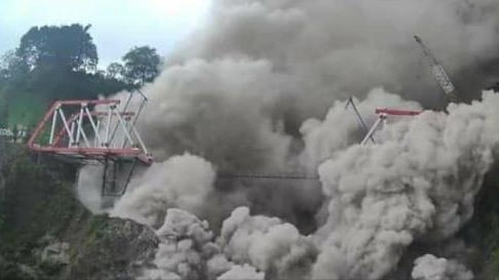 Awan panas guguran Semeru sampai di Jembatan Gladak Perak, Sumber Wuluh, Candipuro, Lumajang