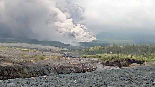 Awan Panas Gunung Semeru Terjang Jembatan Gladak Perak Gunung Semeru di Lumajang, Jawa Timur, kembali erupsi hingga memuntahkan awan panas, Minggu (4/12). Saat ini awan panas itu telah menerjang Jembatan Gladak Perak.