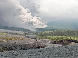 Detik-detik Gunung Semeru Semburkan Awan Panas