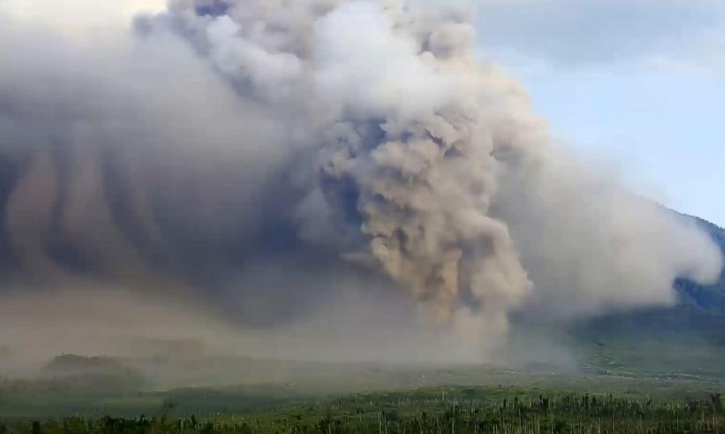 Gunung Semeru di Lumajang, Jawa Timur, kembali erupsi hingga memuntahkan awan panas, Minggu (4/12). Saat ini awan panas itu telah menerjang Jembatan Gladak Perak.