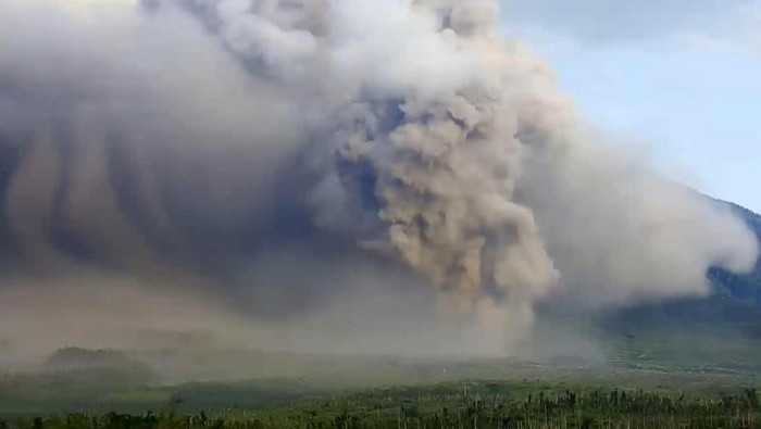 Gunung Semeru di Lumajang, Jawa Timur, kembali erupsi hingga memuntahkan awan panas, Minggu (4/12). Saat ini awan panas itu telah menerjang Jembatan Gladak Perak.