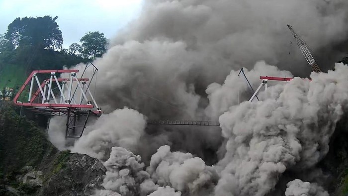 Awan Panas Gunung Semeru Terjang Jembatan Gladak Perak Gunung Semeru di Lumajang, Jawa Timur, kembali erupsi hingga memuntahkan awan panas, Minggu (4/12). Saat ini awan panas itu telah menerjang Jembatan Gladak Perak.