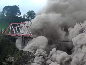 Momen Mendebarkan Warga Kumandangkan Azan di Tengah Serbuan Abu Semeru