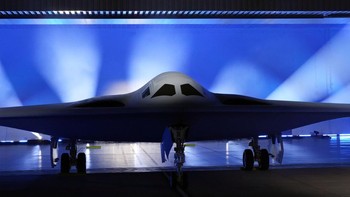 B-21 melakukan penerbangan pertamanya pada 10 November 2023 dan perkirakan mulai beroperasi tahun 2027. Banyak aspek dari program B-21 yang sangat rahasia. Foto pertama pesawat tersebut dirilis 2 Desember 2022, diambil saat upacara peluncuran di fasilitas produksi Northrop Grumman di Palmdale, California. Foto: AP/Marcio Jose Sanchez