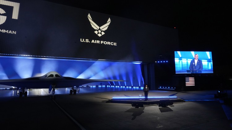 Amerika Serikat (AS) meluncurkan jet pengebom dengan teknologi paling mutakhir. Jet pengebom siluman itu bernama B-21 Raider.