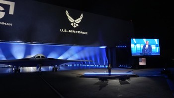 Senator Mike Rounds dari South Dakota baru-baru ini terang-terangan mengatakan bahwa B-21 akan memainkan peran penting melawan China untuk memastikan bahwa militernya tidak akan menyerang Taiwan atau menindas sekutu AS di Indo-Pasifik dengan cara apa pun.“Ini sebenarnya adalah senjata pencegahan China kami,” kata Rounds kepada South Dakota State Public Broadcasting. Foto: AP/Marcio Jose Sanchez