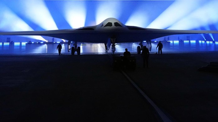 Amerika Serikat (AS) meluncurkan jet pengebom dengan teknologi paling mutakhir. Jet pengebom siluman itu bernama B-21 Raider.