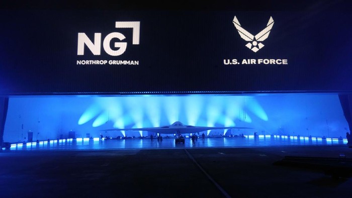 B-21 Raider, Jet Pengebom Nuklir Siluman Terbaru AS Amerika Serikat (AS) meluncurkan jet pengebom dengan teknologi paling mutakhir. Jet pengebom siluman itu bernama B-21 Raider.