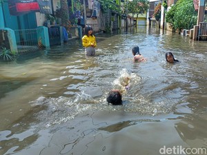 Kala Banjir Jadi Arena Bermain Anak di Dayeuhkolot Bandung