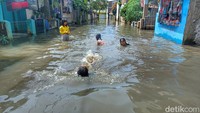 Biasanya genangan banjir di Kampung Bojongasih, Desa Dayeuhkolot, Kabupaten Bandung, bakal surut setelah beberapa hari jika tak ada hujan deras susulan. Foto: Yuga Hassani/detikJabar